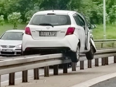 Jak do tego doszło? Po zderzeniu Toyota wylądowała na barierkach