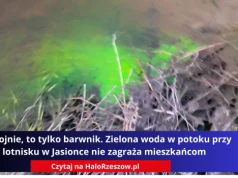Spokojnie, to tylko barwnik. Zielona woda w potoku przy lotnisku w Jasionce nie zagraża mieszkańcom