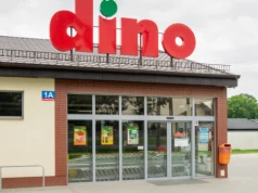 Pojawiają się już przed sklepami Dino. Sieć wyda na to 300 mln zł