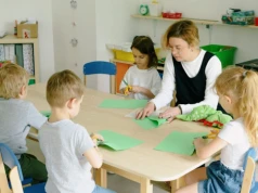 Deficyt kadr w przedszkolach – dlaczego asystent nauczyciela to zawód przyszłości?