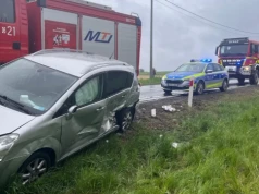 Groźny poślizg na krajówce pod Człuchowem! Dziecko trafiło do szpitala