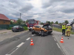 Poważne zdarzenie drogowe na DW829. Zderzenie osobówki z motocyklem w Wólce Rokickiej