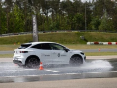 Nowe Renault Clio VI na torze Modlin szkoli influencerów