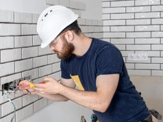 Uprawnienia G1 do 1 kV a powyżej 1 kV – kluczowe różnice i możliwości zawodowe