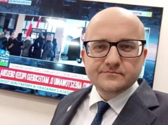 Wtargnięcie policji o 1:20 w nocy. Matecki: „To skoordynowana akcja wymierzona w opozycję”