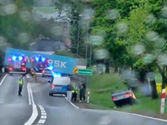 Ciężarówka w poprzek jezdni i osobówka na dachu. Służby ratunkowe w akcji na DK22