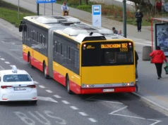 Autobus rusza z przystanku. Za znakiem D-42 panuje ważna zasada