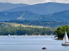 Jezioro Żywieckie w Beskidach. Dlaczego turyści tak chętnie je odwiedzają?