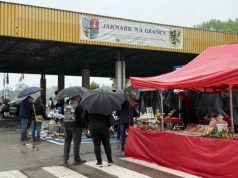 Deszczowy Jarmark Staroci w Chałupkach. Pogoda pokrzyżowała plany wystawcom
