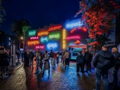 Łódź w świetle neonów. Kultowe szyldy dawnych kin rozbłysły na nowo