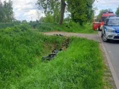 17-letni motocyklista wpadł do rowu podczas wyprzedzania ciągnika z przyczepą