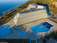 "Jesteś 37. w kolejce". Dzwoniliśmy do hotelu w Pobierowie. Oto efekt