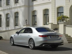 Mercedes klasy S przeszedł 2,7 tys. zmian. Ogrzeje pasami i pogada jak przyjaciel