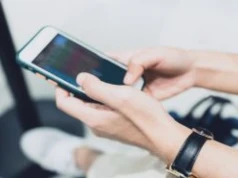 Telefon na emeryturę? Polacy wymieniają smartfony rzadziej niż myślisz