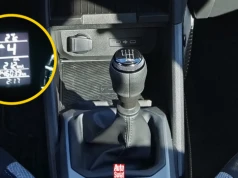 Mechanicy ostrzegają przed komunikatami wskaźnika zmiany biegów. Tak ich nie zmieniaj