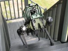 Elita bada koncepcję wojny przyszłości. Jej bazę stanowią uzbrojone robo-psy