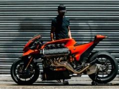 Ktoś zbudował motocykl wokół V8 z Ferrari. Dobrze, że nie wszystko w motoryzacji musi być rozsądne