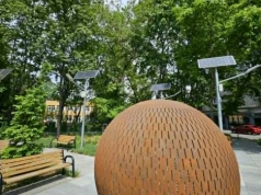 Nowoczesny park kieszonkowy z zardzewiałą kulą w centrum Warszawy. Skuli beton, żeby położyć płytę betonową?