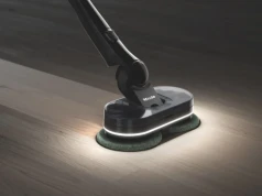 Mop schowany za pralką ma powód do niepokoju. Nowy Miele robi dwie rzeczy naraz