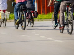 Rowerzysta jedzie ulicą obok ścieżki? Policja już zaciera ręce, kara trochę kosztuje