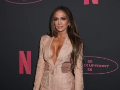 Jennifer Lopez w marynarce bez bluzki. Przyciągnęła wszystkie spojrzenia