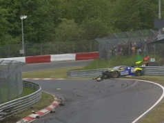 Ferrari #45 rozbite na Nürburgringu. Thierry Vermeulen zakończył jazdę po manewrze przy Hatzenbach