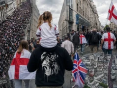 Drony, konie i opancerzone wozy. Wielka demonstracja na ulicach Londynu. WIDEO