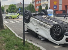 Dachowanie w centrum Łodzi. Cztery osoby trafiły do szpitala