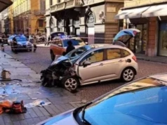 Afrykanin wjechał autem w pieszych, a następnie zaatakował nożem