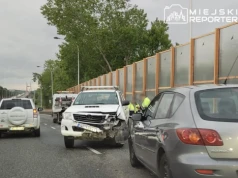 Mazda uderzyła w barierki i Toyotę na mokrym wiadukcie