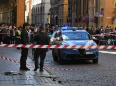 Samochód wjechał w grupę przechodniów. Uciekając kierowca ranił kolejną osobę nożem
