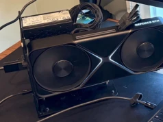 MacBook Pro, RTX 5090 i 100 FPS w Cyberpunk 2077. Niemożliwe, a jednak