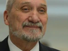 Macierewicz zrobił salto, a dziennikarz nie dowierzał. „Czy to jest AI?”
