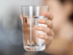 Pijesz dużo wody z samego rana? Uważaj na niespodziewane zmiany ciśnienia