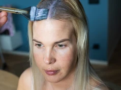 "Już minęła era ślepoty". Zamień platynę na francuski blond. Nie wymaga ciągłej poprawy