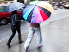 Niedziela z jesienną aurą. Wydano alert przed intensywnymi opadami deszczu. Gdzie pada?