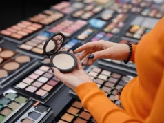 Tusz do rzęs obok kiełbasy. Beauty rozpycha się w koszykach zakupowych w marketach