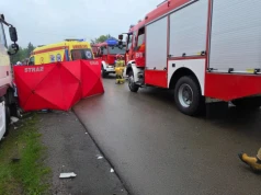 Tragiczny poranek. Trzy osoby zginęły po uderzeniu auta w ciężarówkę
