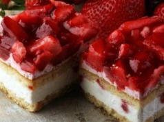 Ciasto z truskawkami i galaretką na biszkopcie. Idealne do popołudniowej kawy