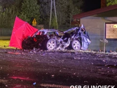 Tragiczny bilans czołówki. Nie żyje kierowca osobówki i ciężarówki. Strażacy: “Zdarzenie, które zapamiętuje się do końca życia, tym bardziej, gdy ratujemy znajomych i naszych lokalnych mieszkańców…”