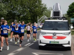 Adam Małysz gonił tysiące biegaczy elektrycznym ID. Buzzy. I wcale nie chodziło o wyprzedzanie