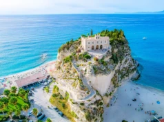 Południe Włoch na przedłużony weekend za 660 PLN 💚🤍❤️ Loty + noclegi w pięknej Tropei 🍋🌊