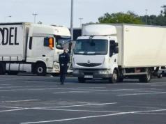 Zielona Góra. Akcja policji na parkingu Auchan. 20 kierowców ciężarówek dostało wezwania na komendę