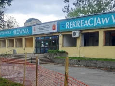 W końcu zaczynają rozbierać zniszczony basen przy Namysłowskiej. "Roboty rozkręcały się powoli"