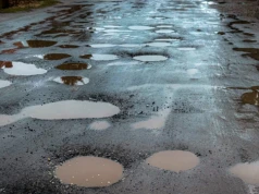 Uszkodziłeś auto na drodze? Dowiedz się jak uzyskać odszkodowanie od lokalnych władz!