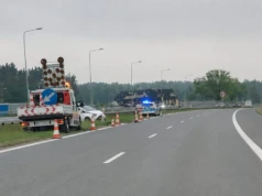 Na ekspresówce auto wypadło z jezdni. Są niewielkie utrudnienia w ruchu