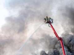 Zginął strażak a 11 osób poważnie rannych. Podczas pożaru w tartaku wybuchł silos