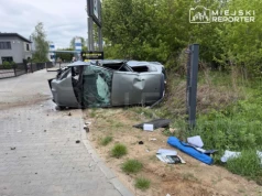 Pijany uderzył w ogrodzenie i dachował. Kierowca miał 2 promile alkoholu!