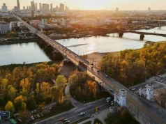 Trzydniowy tydzień pracy, czy technologiczna dystopia? Rok 2050 z AI w czterech scenariuszach