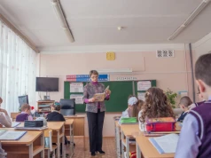 Koniec roku zbliża się wielkimi krokami. Poruszenie widać wśród uczniów. "Kolejki do poprawy"